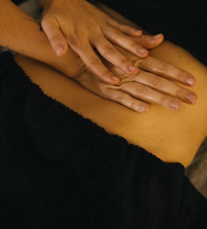 about-01 Hands providing a soothing massage, emphasizing relaxation and wellness in a spa environment.